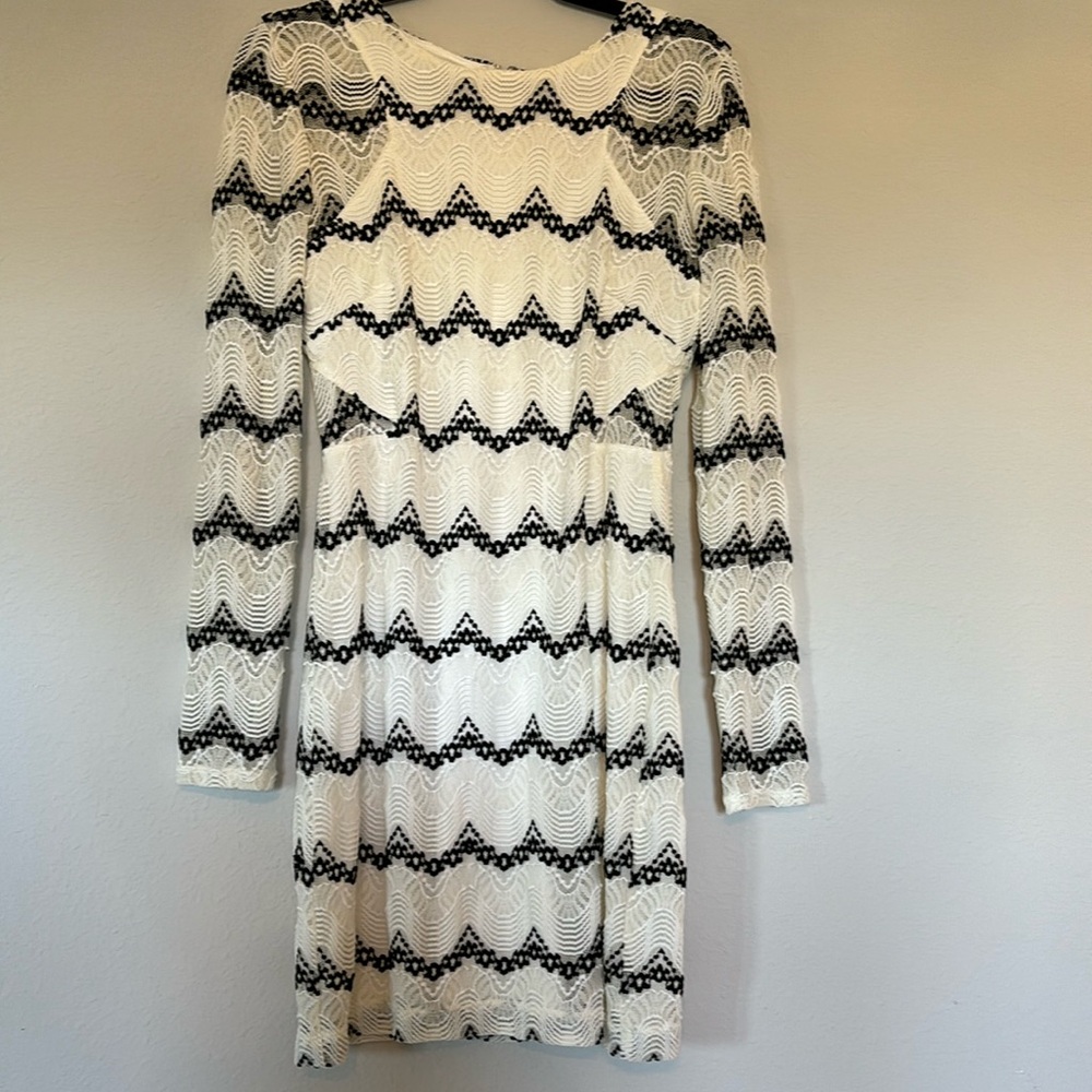 Guess Los Angeles White Black ZigZag Long Sleeve Womens Midi Dress Size 10.